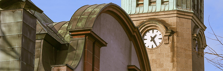 Das Bild zeigt einen Ausschnitt des Kirchturms in Sankt Peter.